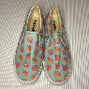 Women’s size 9 1/2 bucket doughnut Donut 🍩 slip on shoes